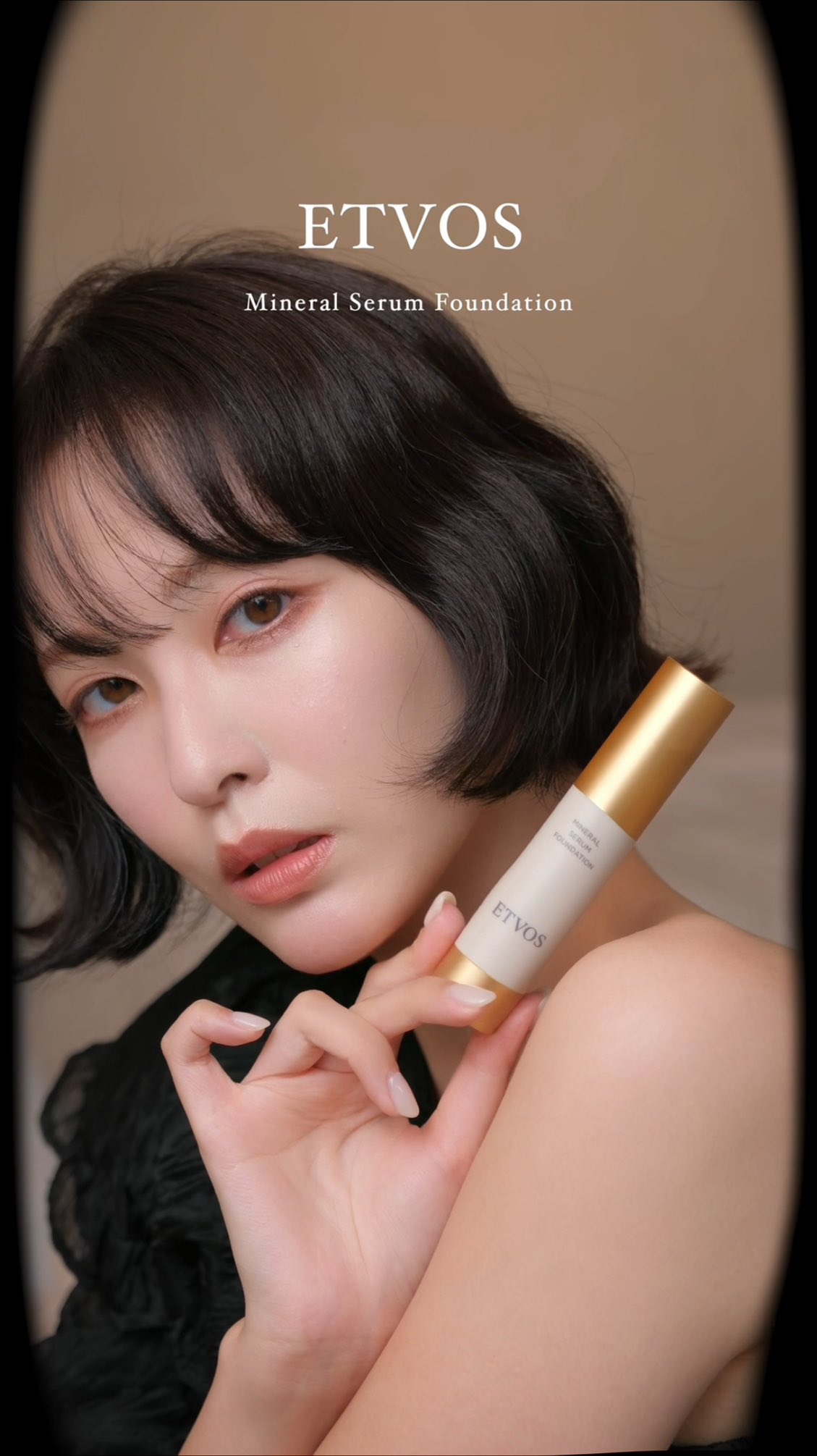 Instagram post by @luno_insta for ETVOS. Caption reads: 塗るたび、肌がご機嫌に♡

大好きなETVOSのベースラインから
セラムファンデーションとブラシが登....