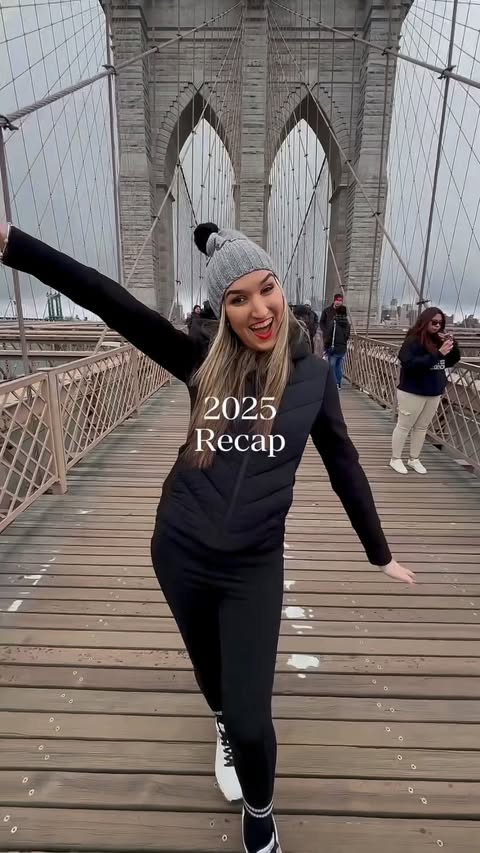 Instagram post by @brillilu for Firmoo. Caption reads: Gracias 2025 por cada recuerdo 🤍
Cerramos un año....