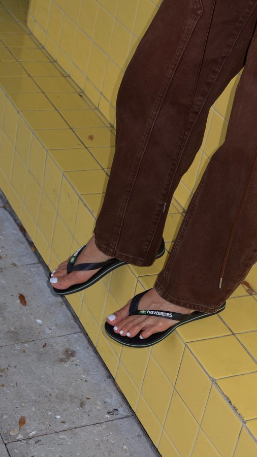 Instagram post by @camilacoelho for Havaianas. Caption reads: Da praia pra cidade - we can make @havaianas work....