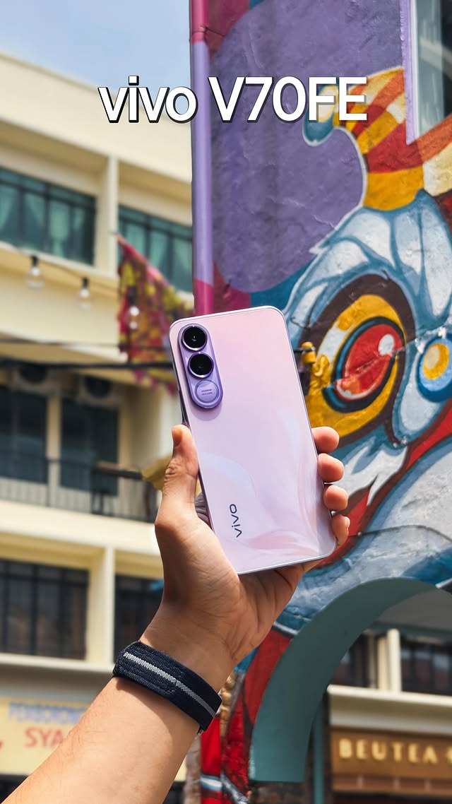 Instagram post by @smashpop for vivo Malaysia. Caption reads: [...] later. So convenient! . #vivo #vivomalaysia....