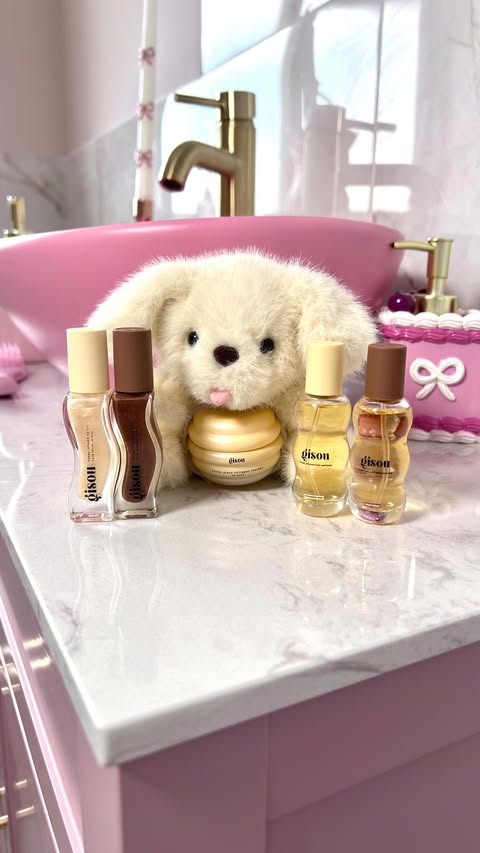 Instagram post by @georgiachan1 for Gisou. Caption reads: Summer is Calling 🍍🥥✨ Featuring @gisou New Honey....