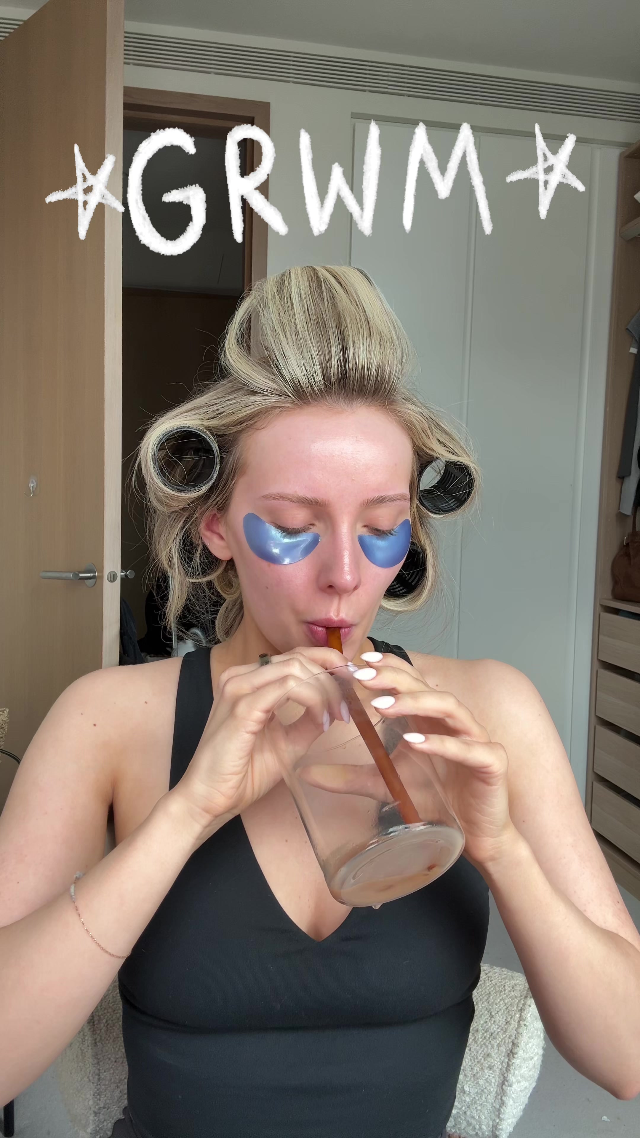 TikTok post by @meg.ofitness for MAKEUP BY MARIO. Caption reads: [...] Mercier loose powder @makeupbymario master....