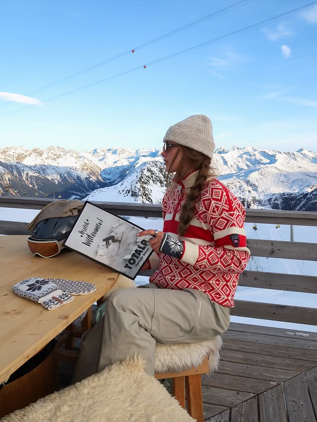 Instagram post by @pernilledosvik for Dale of Norway. Caption reads: annonse Aprés-ski ❣️ med @daleofnorway. Det e ikke....