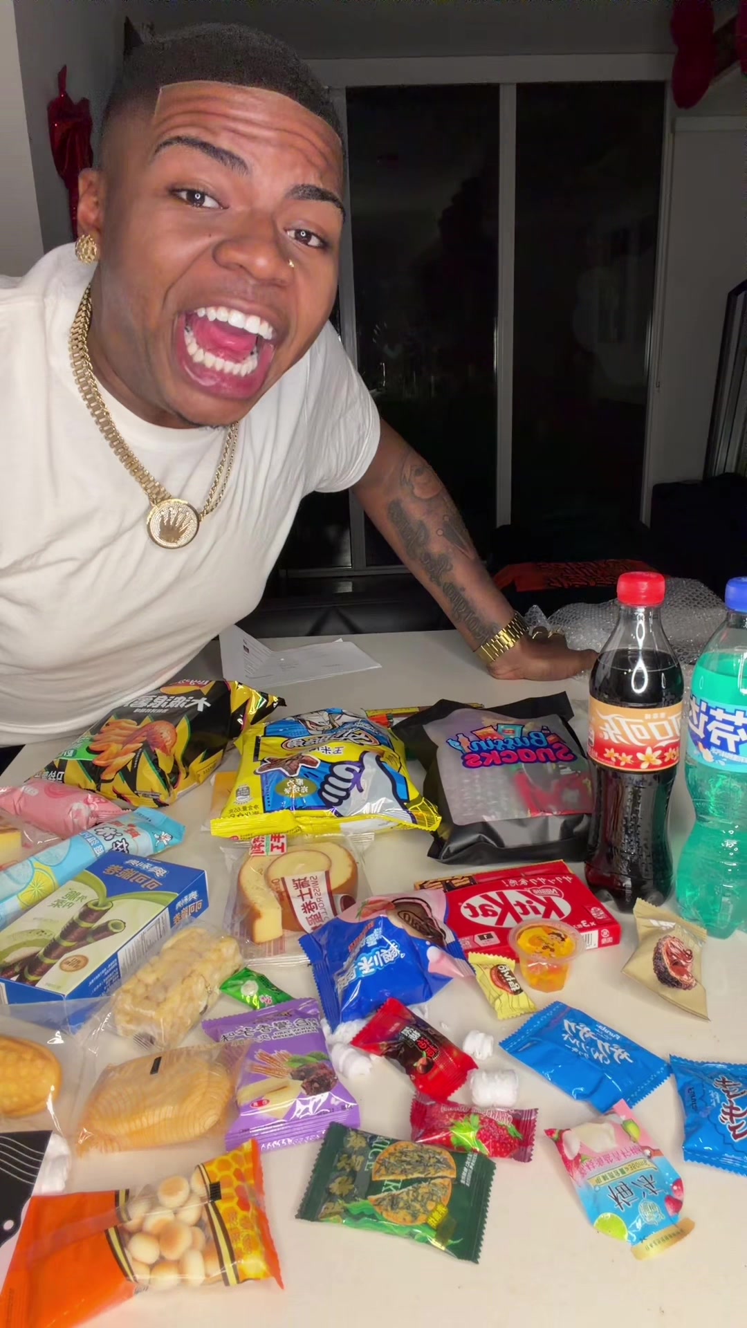 TikTok post by @taehustlenew for Bussin Snacks. Caption reads: GET YALL 30 FOR 30 !!! @Bussin Snacks.