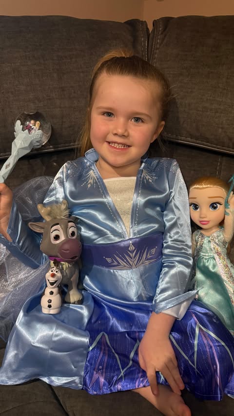 Instagram post by @harperpoppywebb for JAKKS Pacific. Caption reads: [...] 🎶❄️ Which one is your favourite? ⛄️....