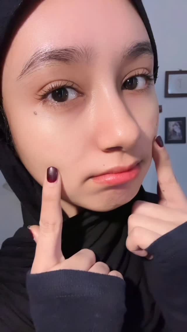 Instagram post by @salwaliya_ for Glad2Glow. Caption reads: [...] senyum tau produk ini ^^ @glad2glow.