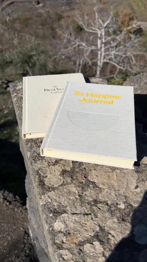 Instagram post by @sparklesandcaramels for Intelligent Change. Caption reads: [...] Year Journal e 3xHappy Journal di....