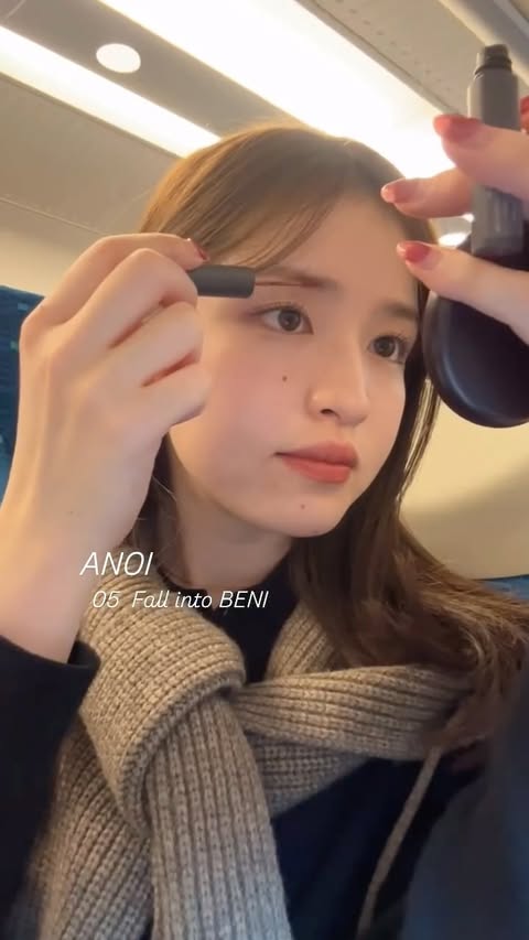 Instagram post by @yurin__suda for ANOI (アノイ). Caption reads: @anoi.official のカラーマスカラ ⁡ 04 Fall into BENI [...].