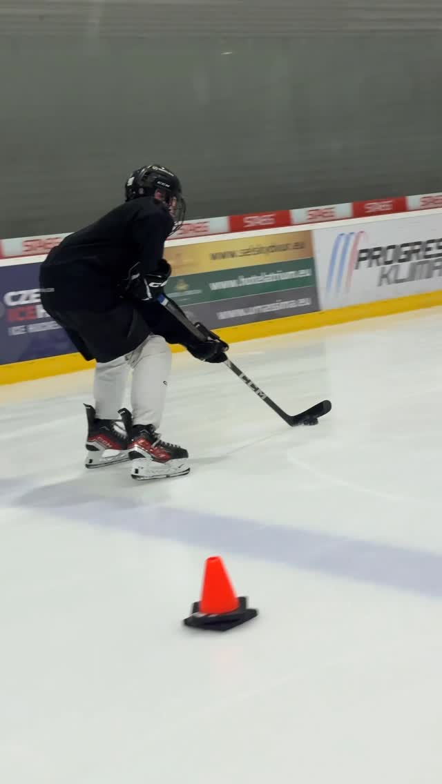 Instagram post by @kovarikhockey for BAUER Hockey. Caption reads: [...] Team: @stavangeroilers Powered by....