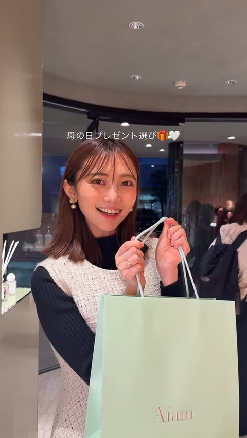 Instagram post by @youri2911 for Aíam. Caption reads: @aiam.beauty で母の日用のフレングランスを選びました⭐️ 渡すのが楽しみです😋....