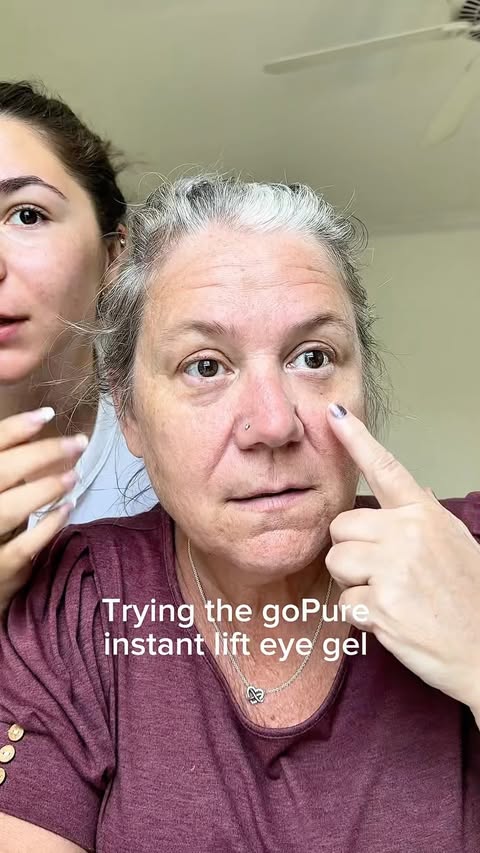 Instagram post by @adrianabernardii for goPure. Caption reads: [...] me ’LIFT’ and I’ll send you the link🥰....