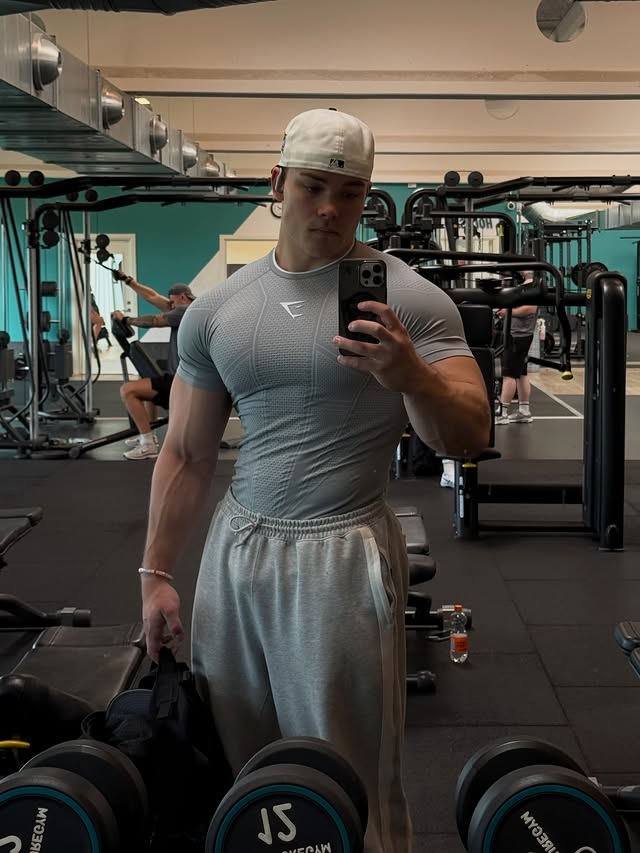 Instagram post by @reginstergakis for Gymshark. Caption reads: [...] (20:00) - code ‘REGIN10’ @gymshark 🦸🏻‍♂️....