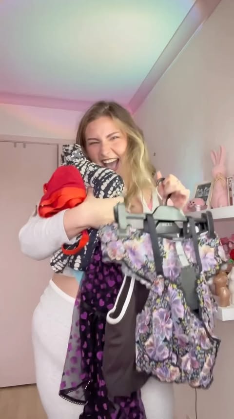 Instagram post by @xelliesweetx for Vinted. Caption reads: Clothes don’t stop fitting because your body is....