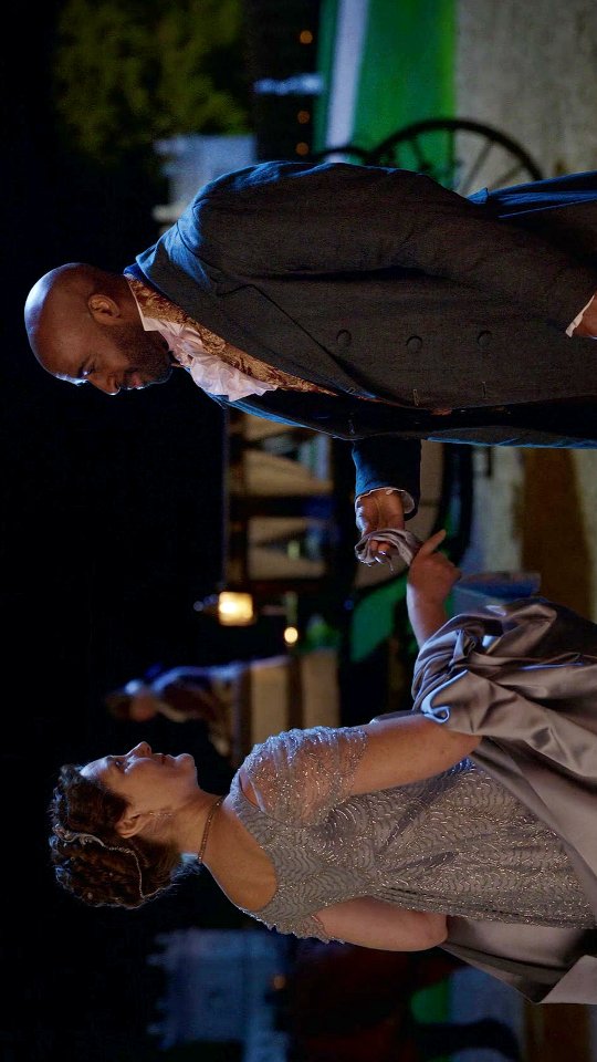 Instagram post by @bridgertonstans for Bridgerton. Caption reads: O primeiro encontro deles foi fofo 🥰

O que vai....