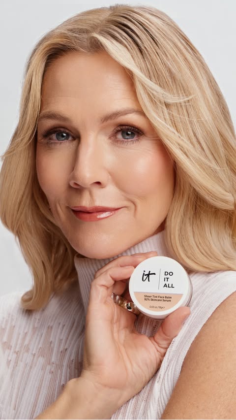 Instagram post by @jenniegarth for IT Cosmetics. Caption reads: It’s time we ladies celebrate our
skin, not hide....