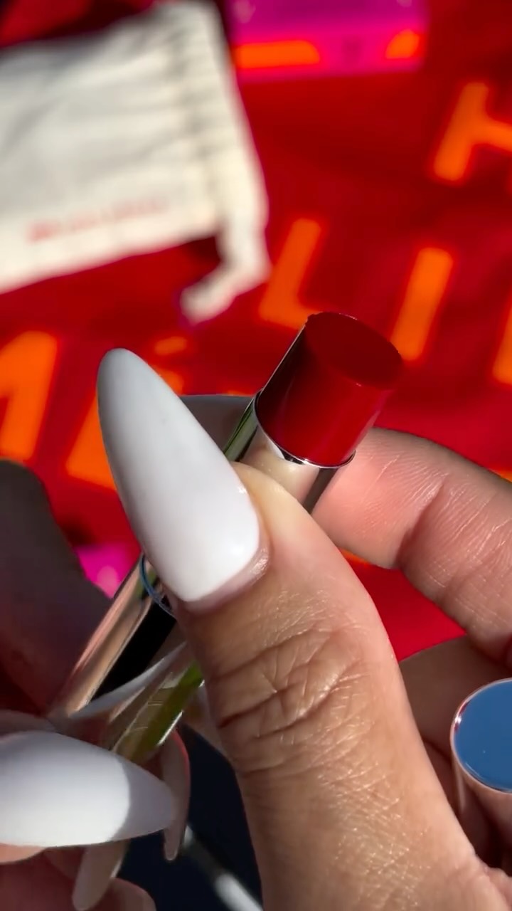 Instagram post by @chikisluvscruz for Aora Makeup. Caption reads: Acaríciame MÁS de @aoramakeup
¡No es solo un....