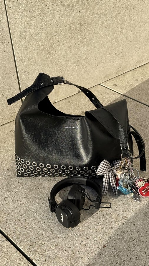 Instagram post by @nadine__el for VELA. Caption reads: I think @velascarves have converted me to pattern....