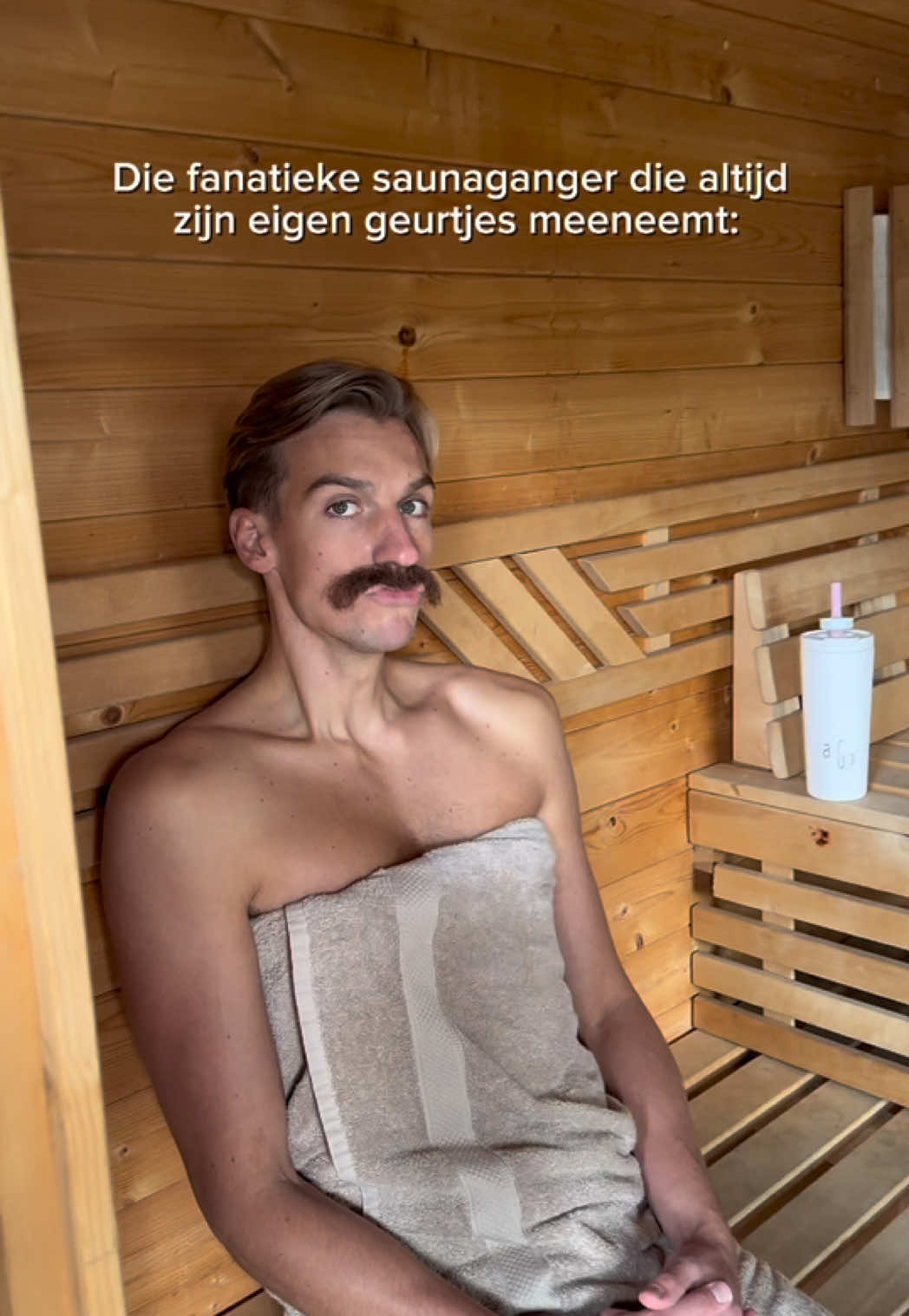 TikTok post by @pietervalley for air up. Caption reads: Ze zitten er bijna elke dag 😂😭 @airup AD.