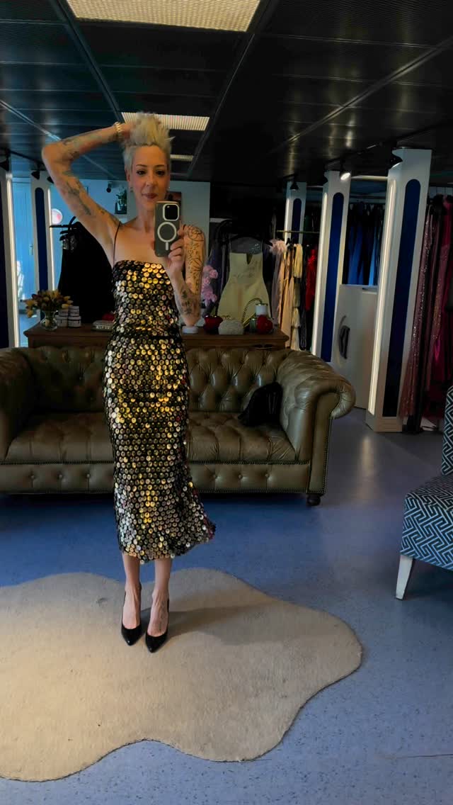 Instagram post by @ozturkbernaa for Meshki. Caption reads: Evet bu showroom gerçekten vapurda 🚢 
Nostaljisi....