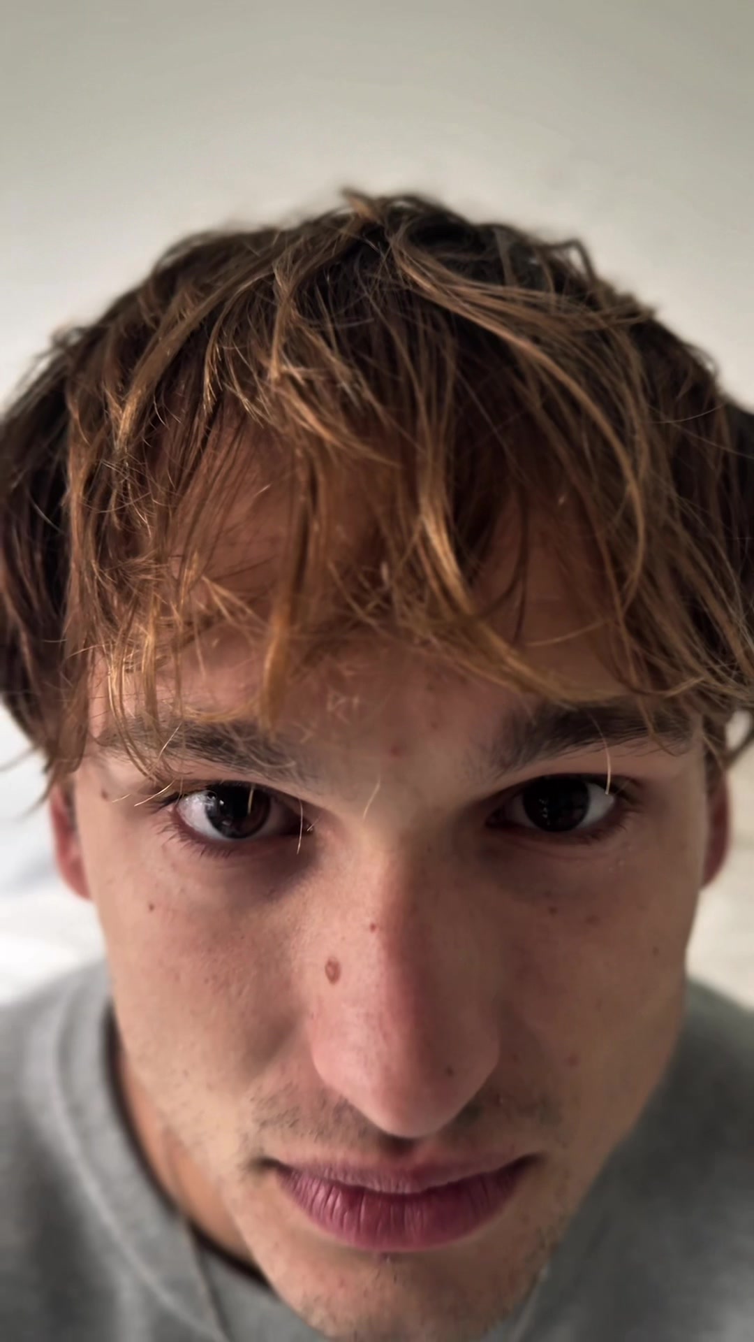 TikTok post by @melleschram_ for bol. Caption reads: Ik haat onzekerheid!                              ....