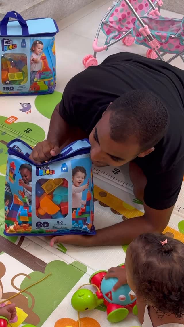 Instagram post by @jennialarcon_ for Fisher-Price. Caption reads: Como é bom ver nossos bebês brincando e....