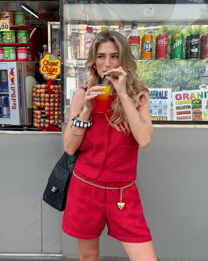 Instagram post by @tessavmontfoort for Wehkamp. Caption reads: City strolling in Milano wearing Tessa x Pieces x....