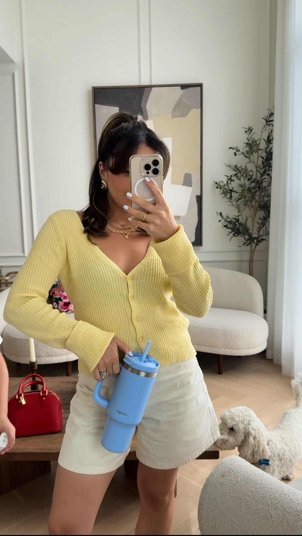 Instagram post by @vanessaa.giuliani for Contigo. Caption reads: Never one to let the tumbler ruin the outfit ....