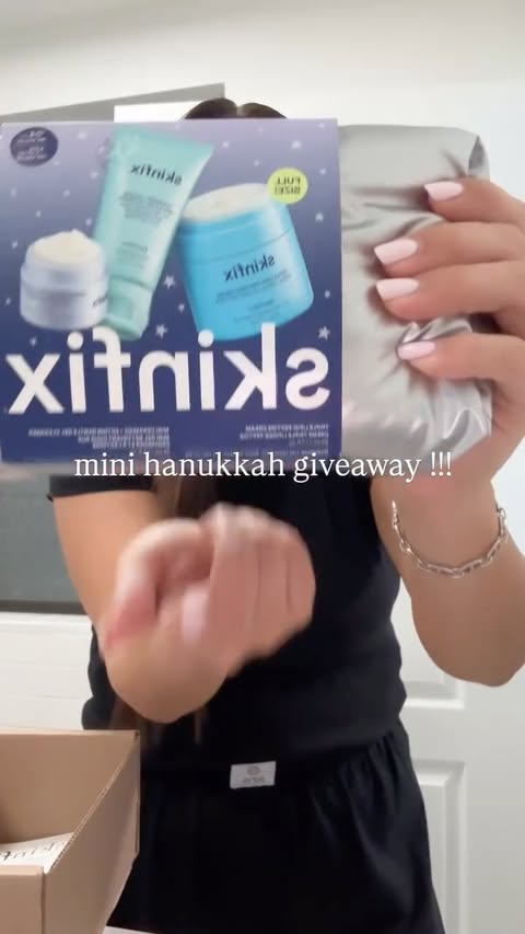 Instagram post by @sarahs.cookbook for Skinfix. Caption reads: [...] 

I’m giving away my go-to lately — the....