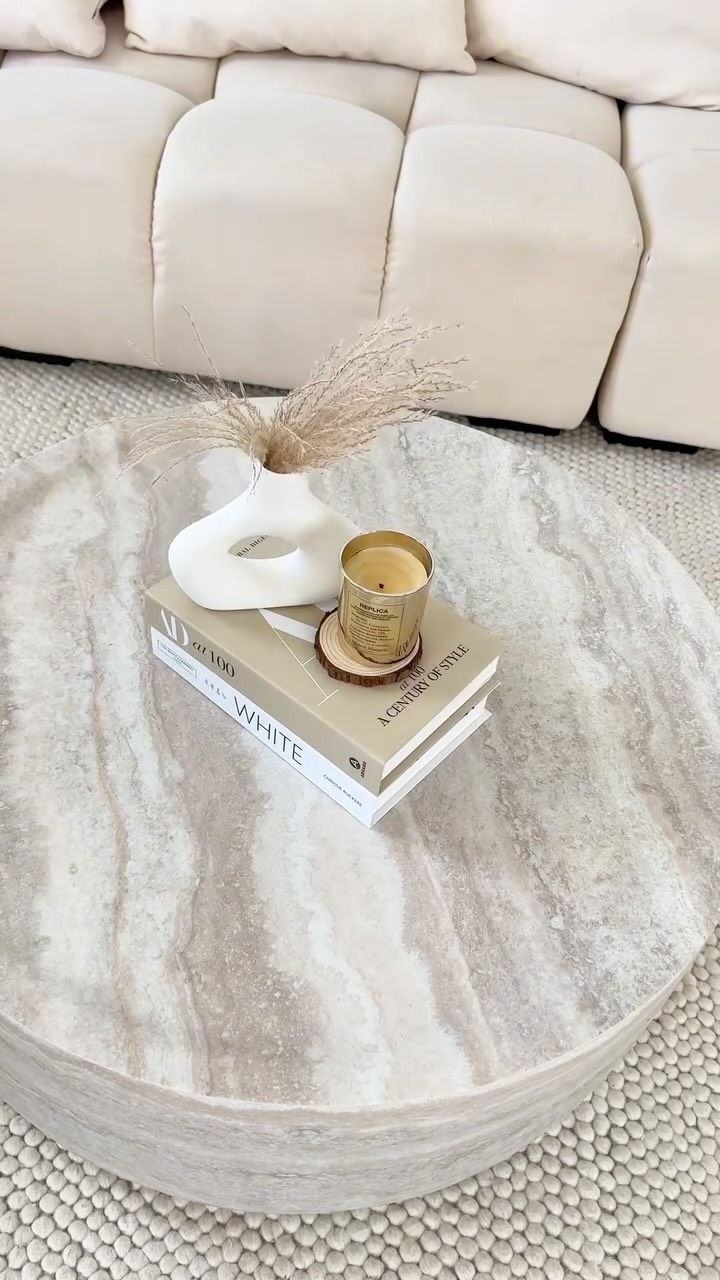 Instagram post by @lauu_kzallaz for Clorox. Caption reads: Cleaning my house for the last time before moving....