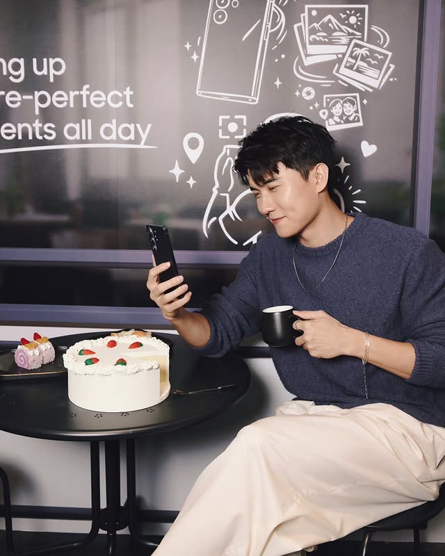 Instagram post by @zetongteoh for Samsung Singapore. Caption reads: smiling at my new AI Phone 💜 #GalaxyAI....