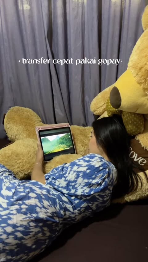 Instagram post by @desryyyy_ for Gojek Indonesia. Caption reads: Nunggu kelar nonton film bisa lama nih, tapi....
