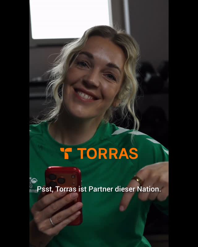 Instagram post by @torras_europe for TORRAS. Caption reads: [...] Mit der Handyhülle von @torras_europe hältst....