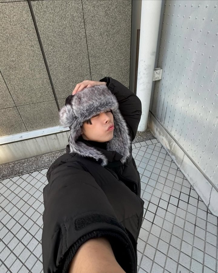 Instagram post by @kvn_4869 for Zone (WEGO supported). Caption reads: 𝐅𝐥𝐮𝐟𝐟𝐲 🦍 wegoのダウンジャケット機能性抜群ので低コスパ....