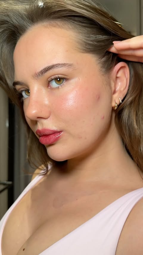 Instagram post by @greasyhairqueen for Erborian. Caption reads: [...] the blink of an eye thanks to the new....