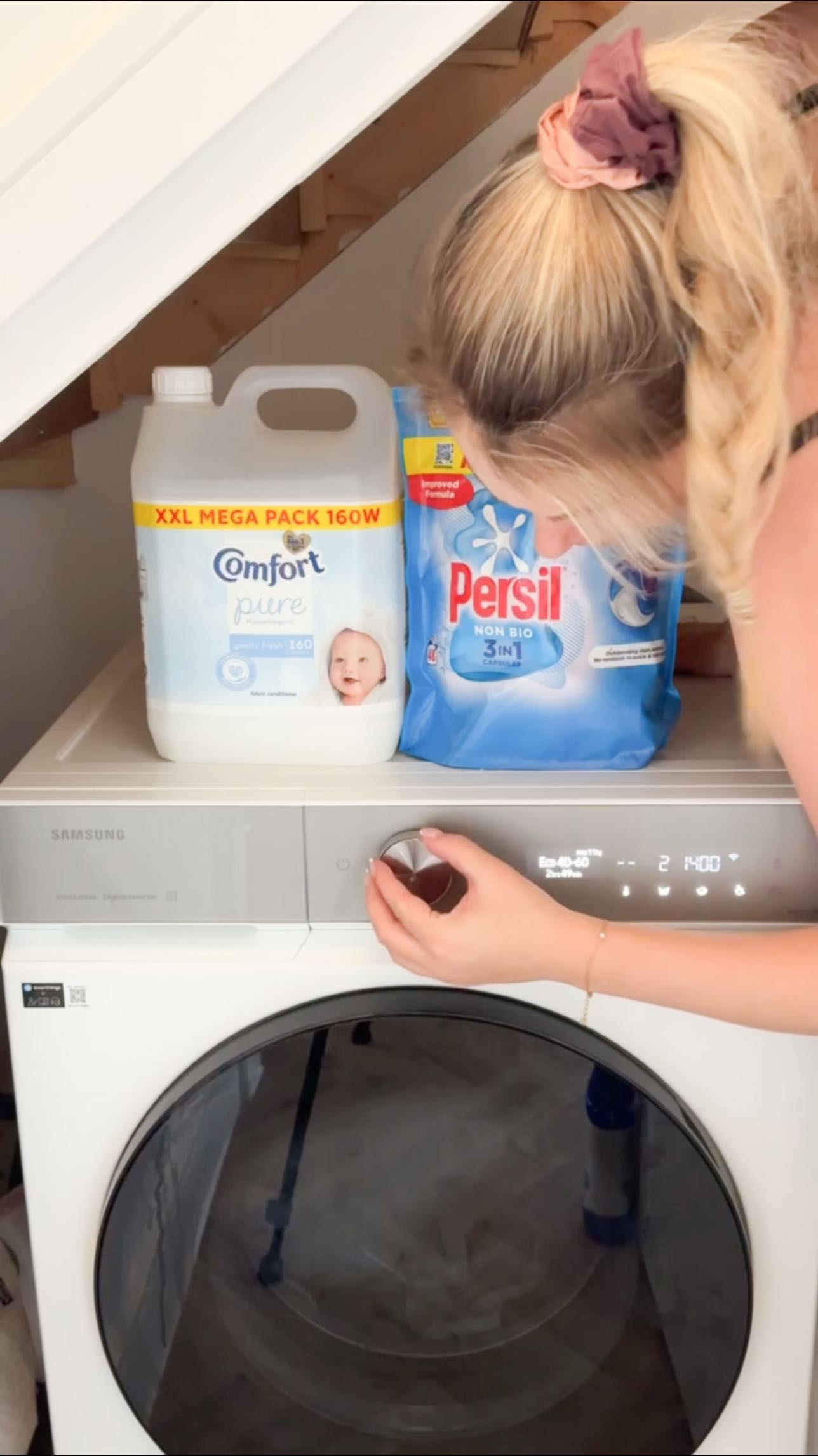 Instagram post by @homewithroo for Cleanipedia. Caption reads: ad 🫧 Mega packs of Comfort Pure and Persil....