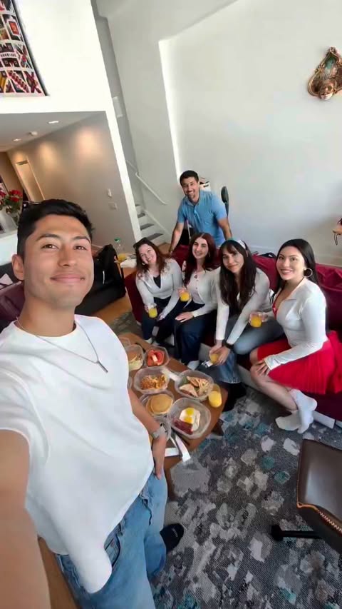 Instagram post by @el.jorvi for IHOP. Caption reads: #IHOPpartner Siempre resolviendo with the @ihop....