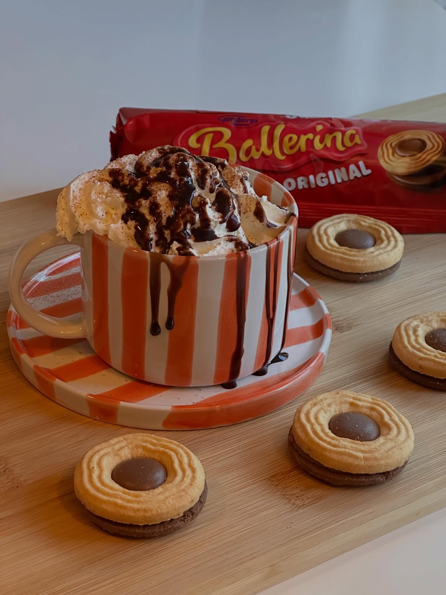 Instagram post by @decemberjul for Smakbox. Caption reads: Fredagens gofika, varm choklad med grädde och....