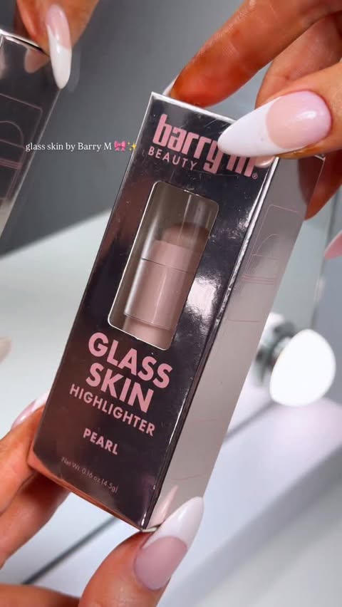 Instagram post by @itsheatherbell for Barry M Cosmetics. Caption reads: [...] shine is everythinggg 😮‍💨🎀✨ from....