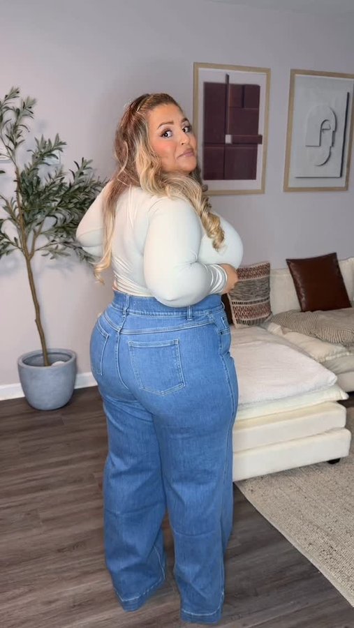 Instagram post by @scoutureox for SPANX. Caption reads: @spanx indeed does have the best shape wear but....