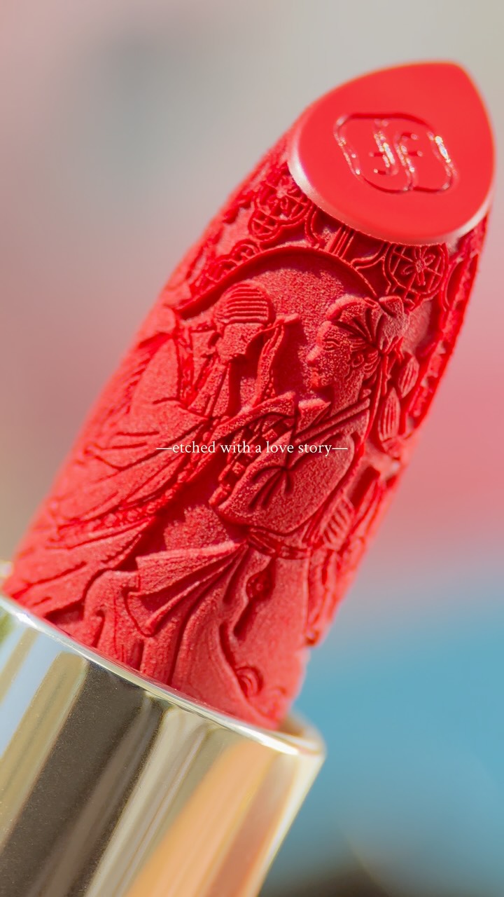 Instagram post by @gigglecloud for Florasis. Caption reads: Porcelain lips in one swipe — love lock....