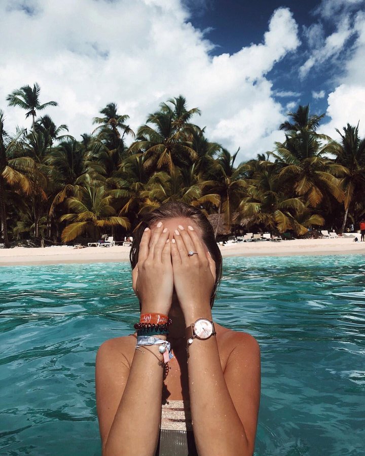 Instagram post by @je_dinn for PAUL VALENTINE. Caption reads: [...] away🐚 *Werbung/Kooperation*
Wearing....