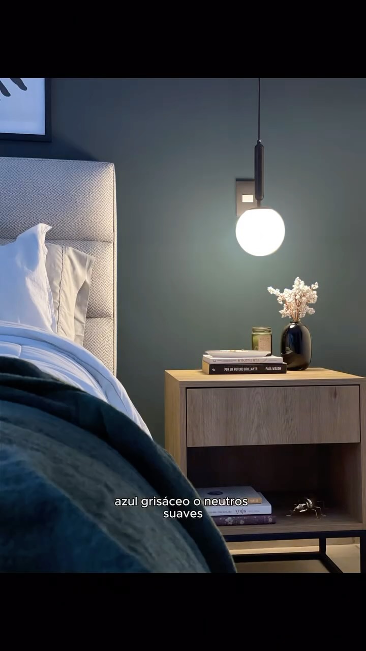 Instagram post by @flor.martinz for Emma Sleep NL. Caption reads: ¿Tu cuarto se ve divino, pero amaneces igual de....