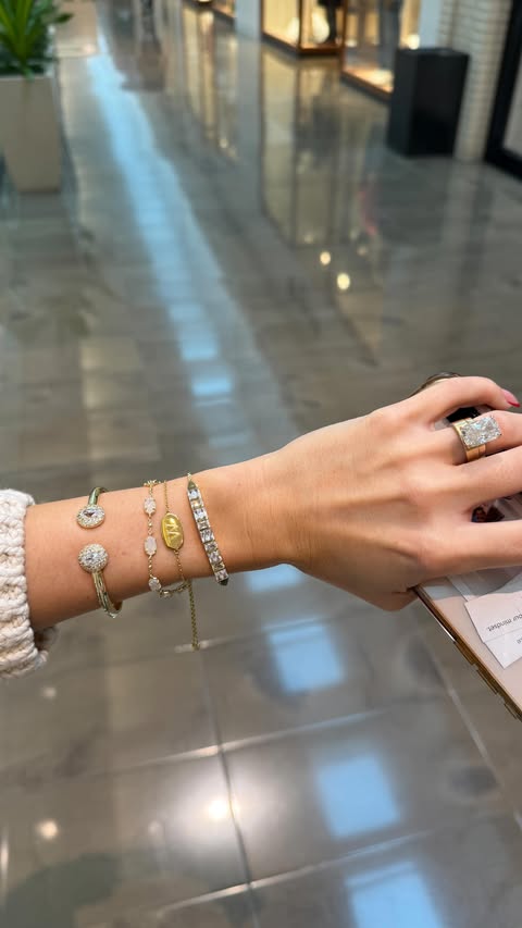 Instagram post by @catherineeebs for Kendrascott. Caption reads: #KendraScottPartner This holiday season is filled....