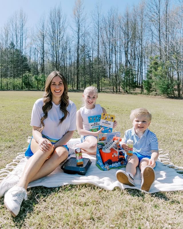 Instagram post by @lauraleerieckhoff for Else Nutrition. Caption reads: Every picnic is a new adventure! 🧺 And what....