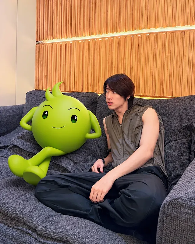 Instagram post by @alan.busofficial for AIS. Caption reads: [...] 😉
อุ่นใจทุกที่… อุ่นใจกับ AIS....