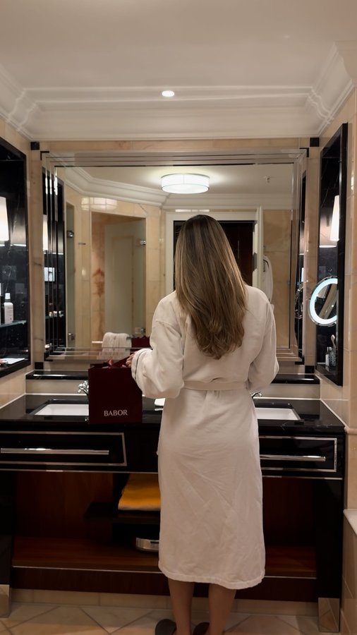 Instagram post by @sarajaelez for Babor. Caption reads: [...] Edition Peptide Lifting Routine from....