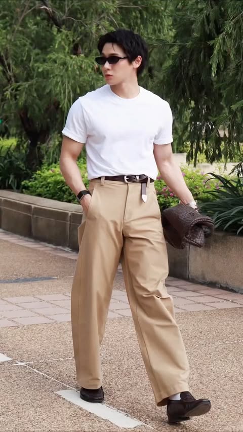 Instagram post by @jr.joonior for UNIQLO Thailand. Caption reads: [...] Uniqlo ทำให้ลุคดูดีขึ้นได้เลย❤️....