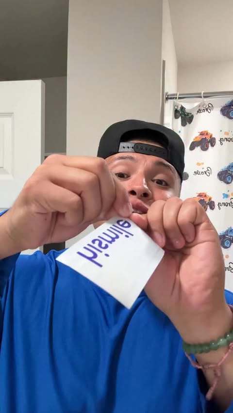 Instagram post by @davienjgarcia for Hismile. Caption reads: Game changer 🔥.