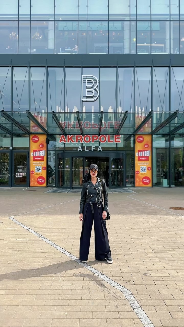 Instagram post by @kalendy_ for AKROPOLE Latvija. Caption reads: Nāc man līdzi uz “AKROPOLE Alfa”, lai iečekotu “ES....