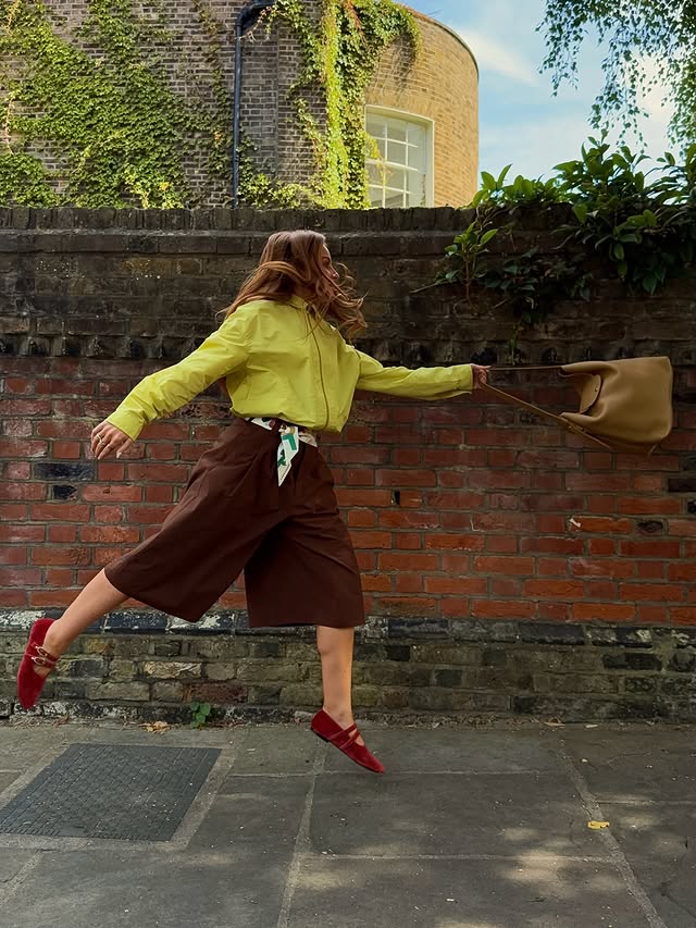 Instagram post by @rebeccaferrazwyatt for LONGCHAMP. Caption reads: [...] bag 💫 Styling the ‘le cadence’ bag by....